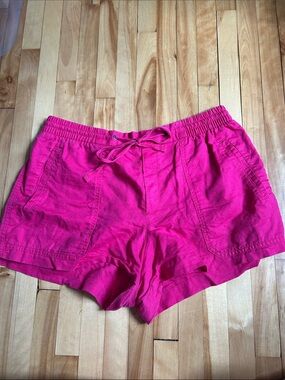 Women short from Gap pink